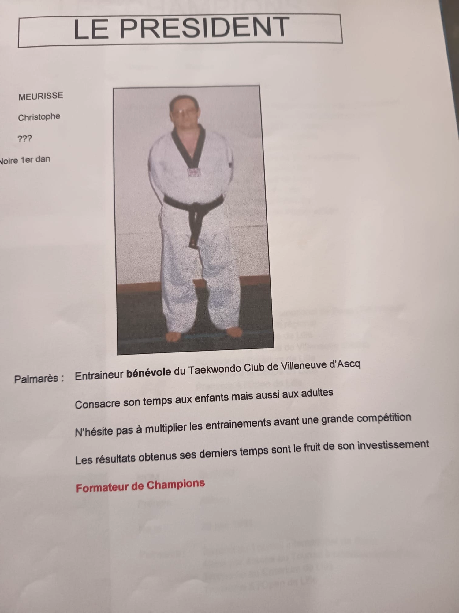 Fiche « Le Président » : Christophe Meurisse en dobok, ceinture noire 1er dan, et son palmarès d'entraîneur bénévole.